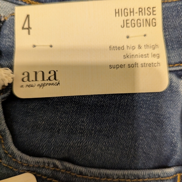 a.n.a Slim High-Rise Jeans in Medium Blue Wash - Picture 5 of 5
